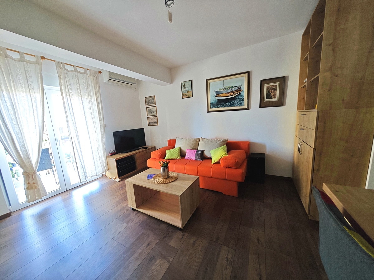 Njivice, appartamento arredato al 1° piano vicino al centro e alla spiaggia!