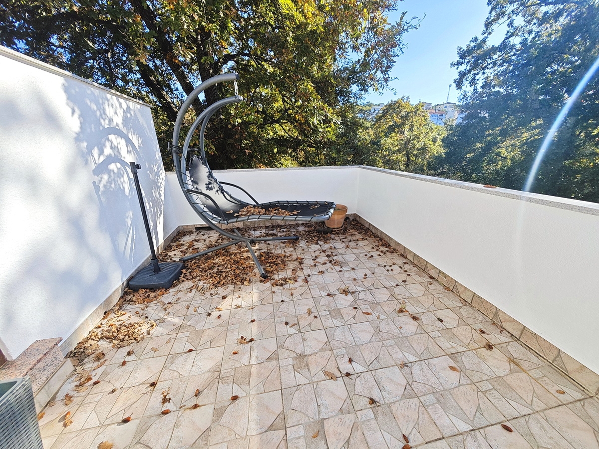 Njivice, appartamento arredato al 1° piano vicino al centro e alla spiaggia!