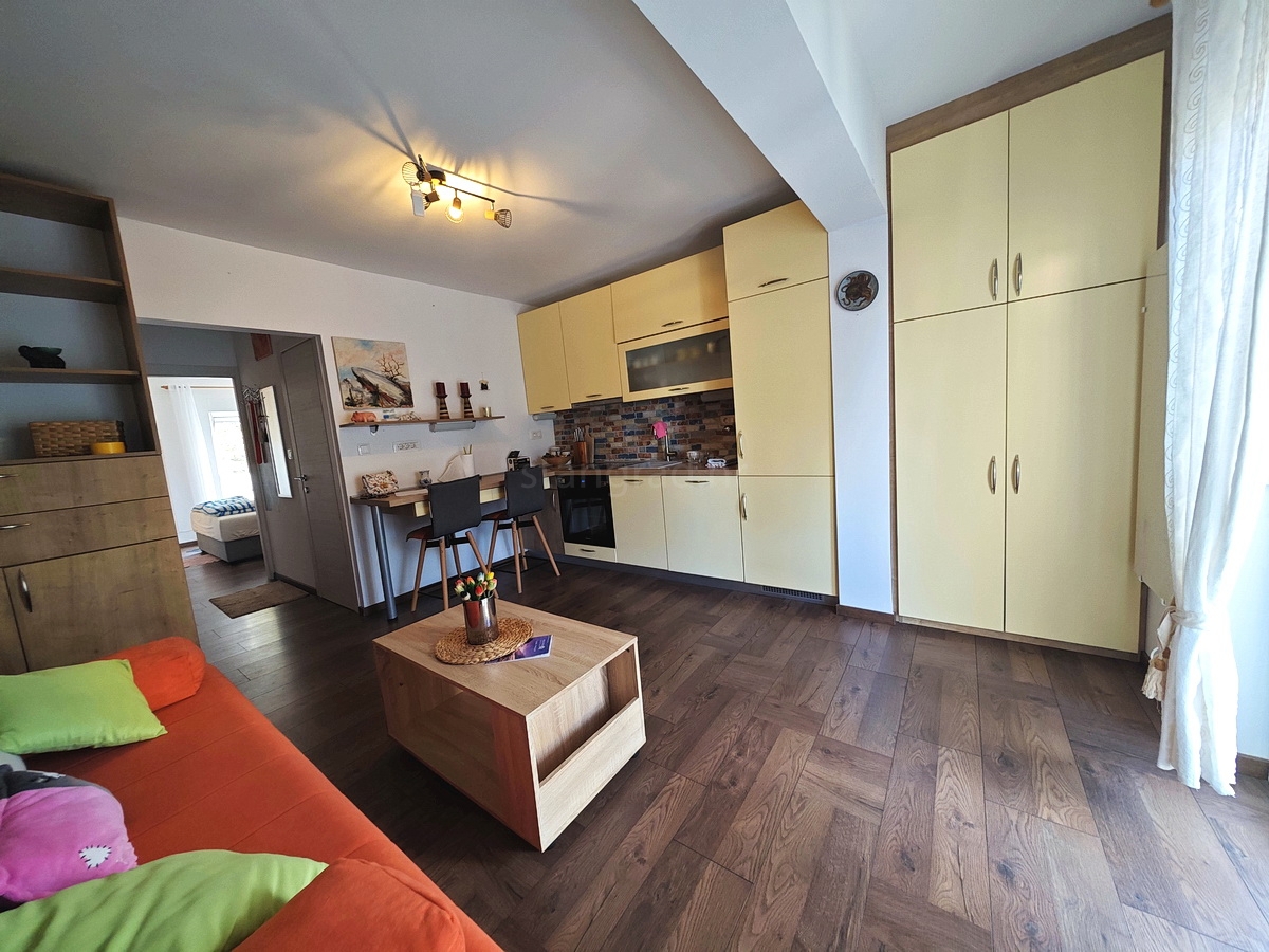 Njivice, appartamento arredato al 1° piano vicino al centro e alla spiaggia!