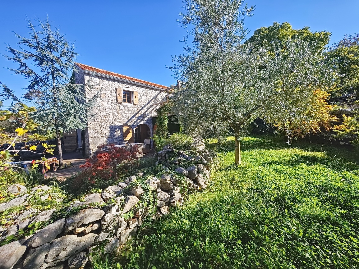 Zona di Malinska, casa in pietra ristrutturata con vista mare!