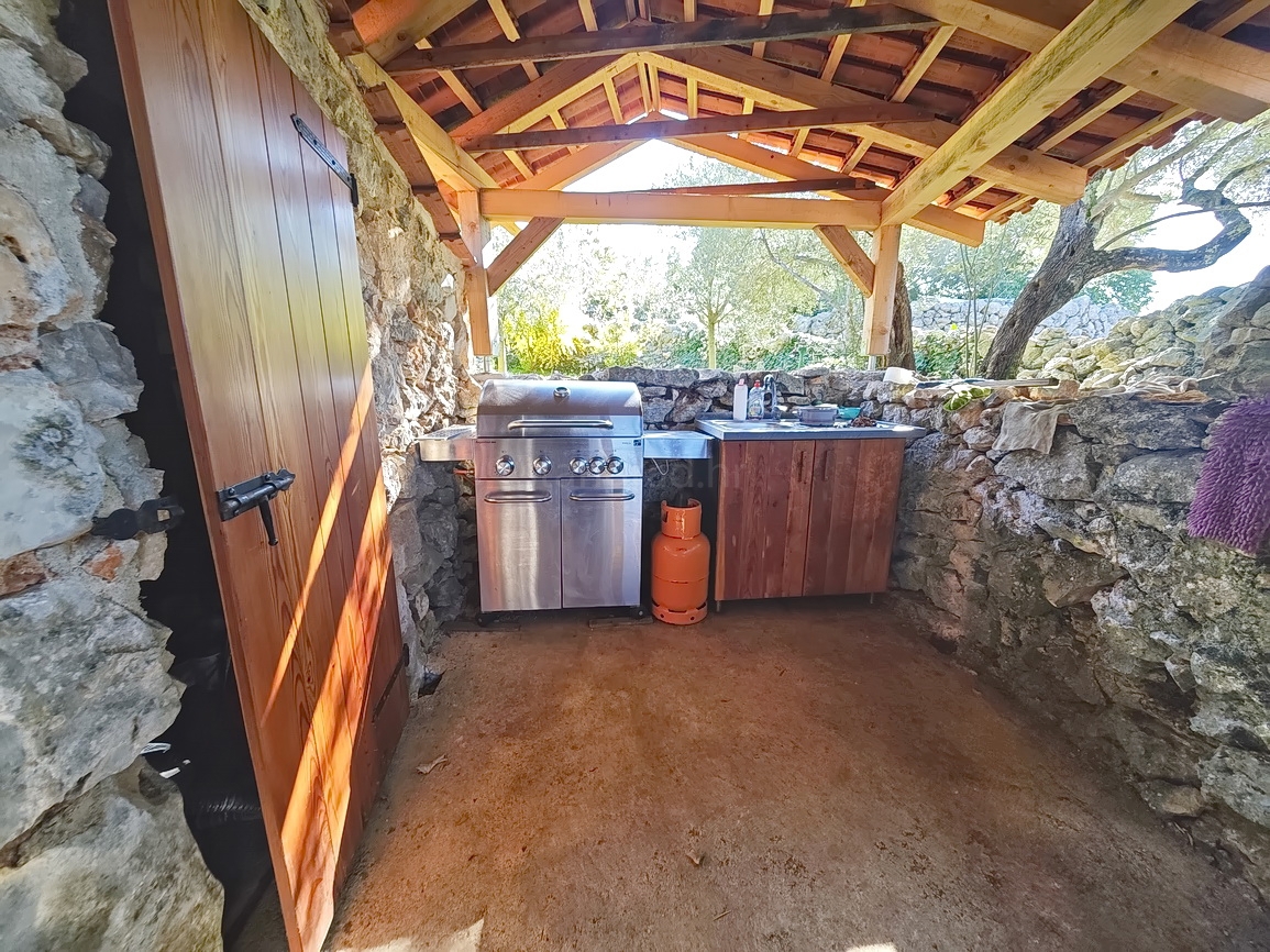 Zona di Malinska, casa in pietra ristrutturata con vista mare!