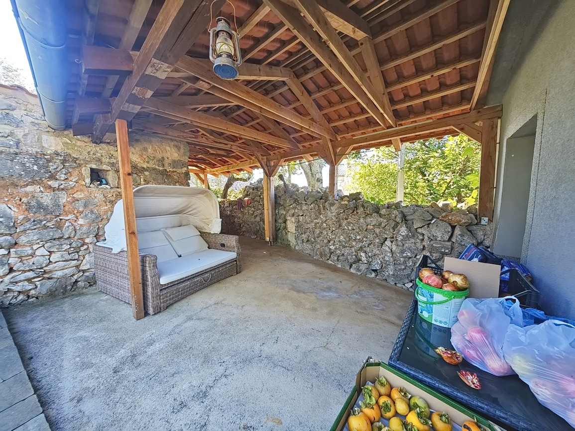Zona di Malinska, casa in pietra ristrutturata con vista mare!