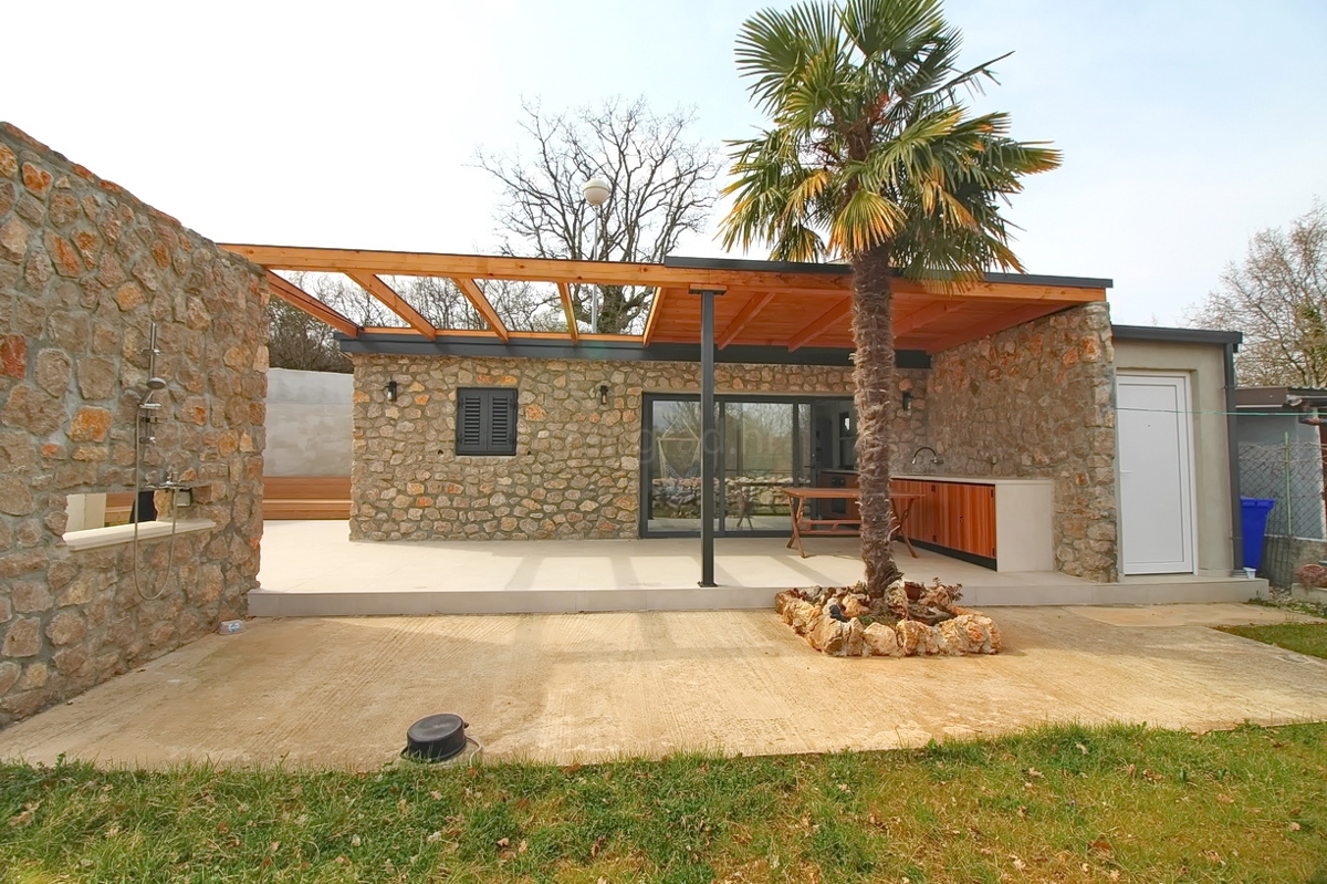 Malinska, casa indipendente con giardino in posizione tranquilla!