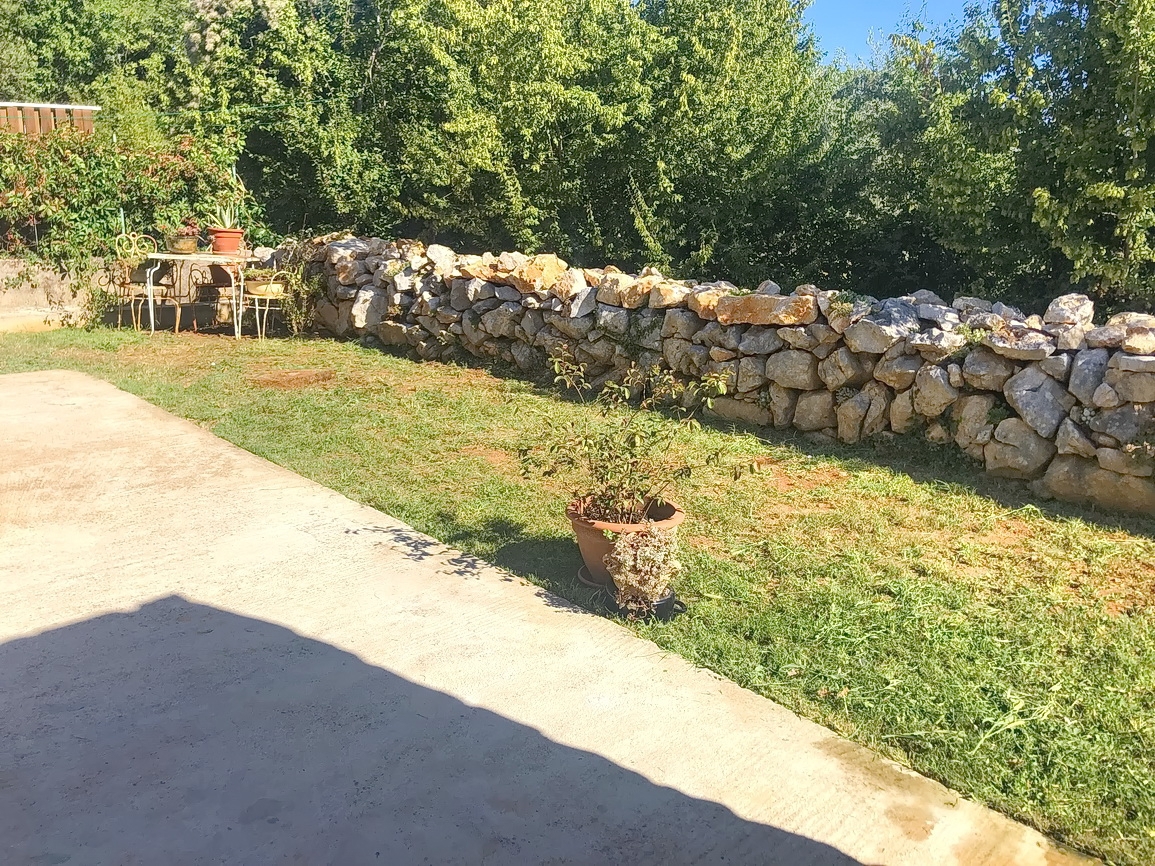Malinska, casa indipendente con giardino in posizione tranquilla!