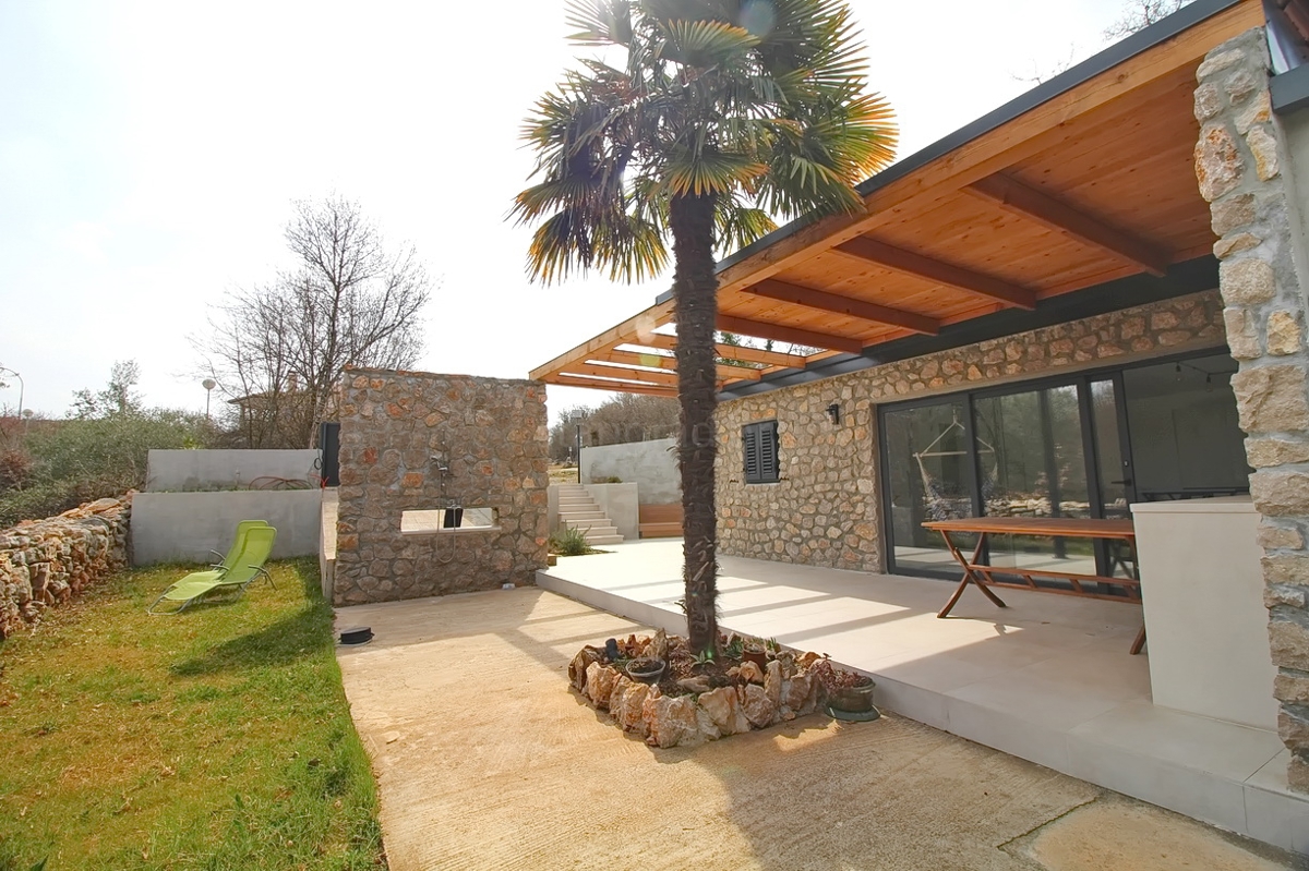 Malinska, casa indipendente con giardino in posizione tranquilla!