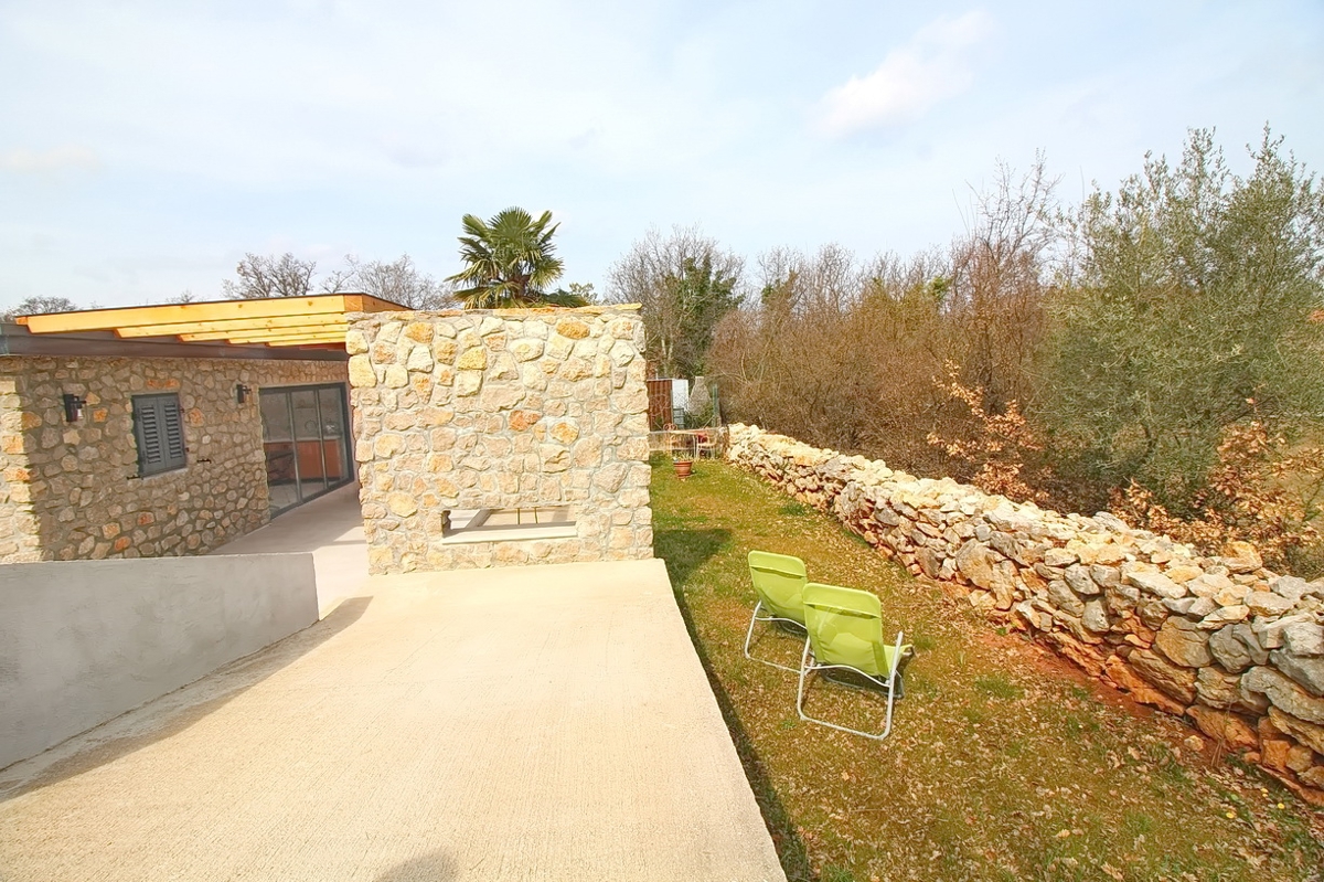 Malinska, casa indipendente con giardino in posizione tranquilla!