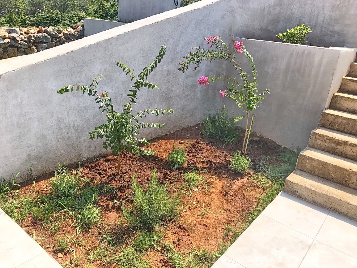 Malinska, casa indipendente con giardino in posizione tranquilla!