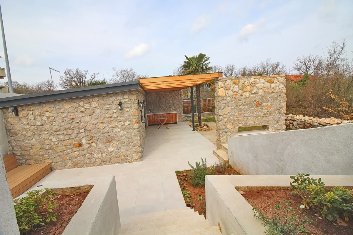 Malinska, casa indipendente con giardino in posizione tranquilla!