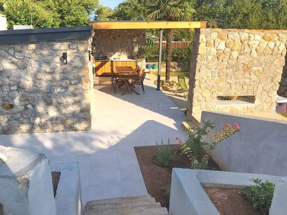 Malinska, casa indipendente con giardino in posizione tranquilla!