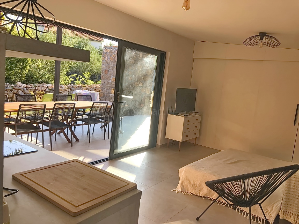 Malinska, casa indipendente con giardino in posizione tranquilla!