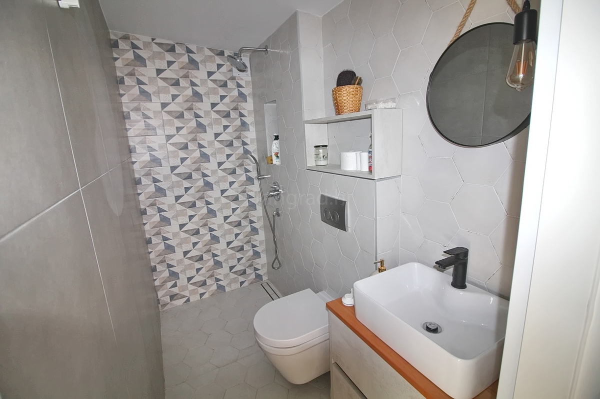 Malinska, casa indipendente con giardino in posizione tranquilla!