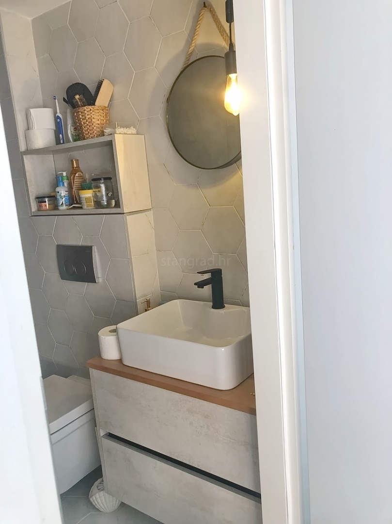 Malinska, casa indipendente con giardino in posizione tranquilla!