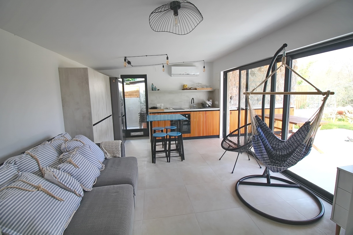 Malinska, casa indipendente con giardino in posizione tranquilla!