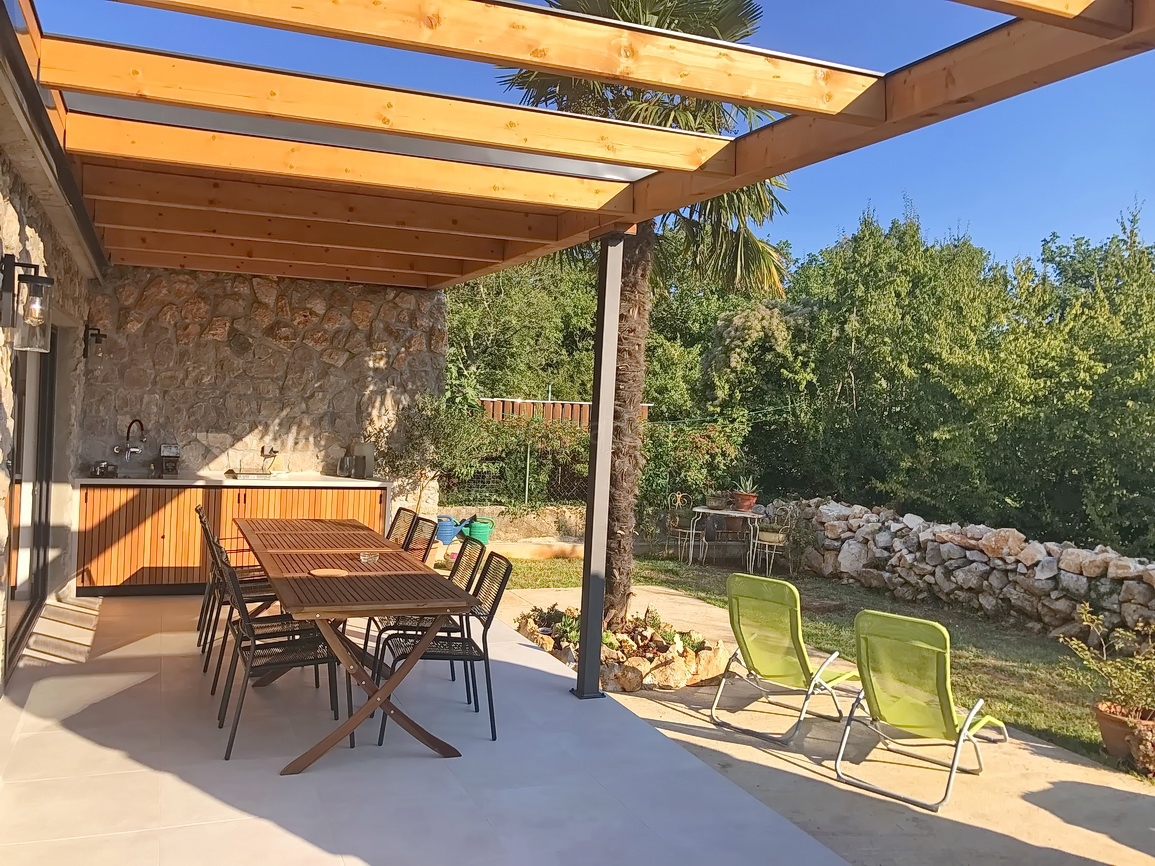 Malinska, casa indipendente con giardino in posizione tranquilla!