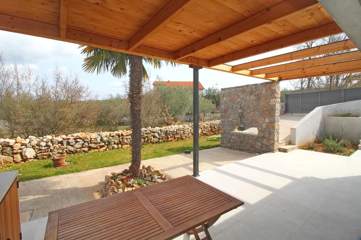 Malinska, casa indipendente con giardino in posizione tranquilla!