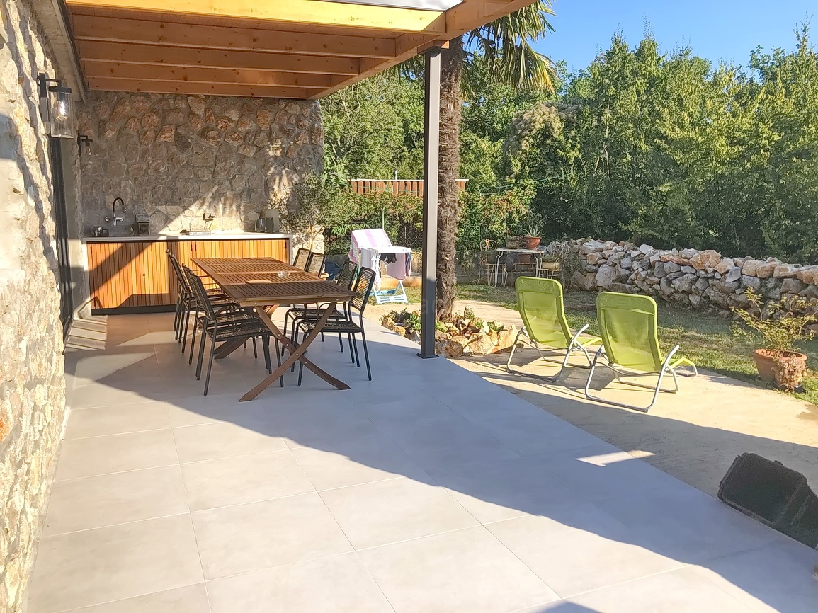 Malinska, casa indipendente con giardino in posizione tranquilla!