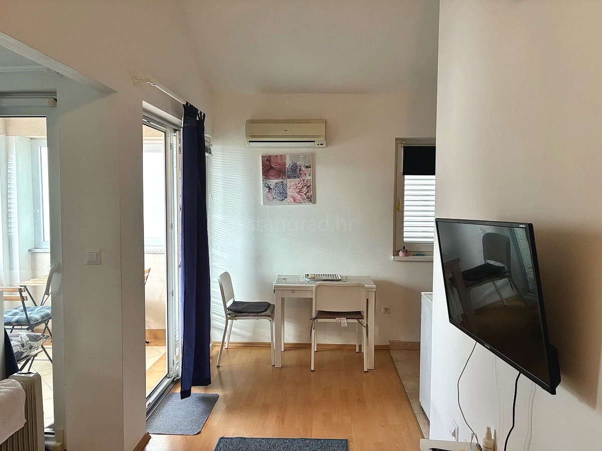 Novi Vinodolski, appartamento arredato in centro, a 200 m dal mare! Occasione!