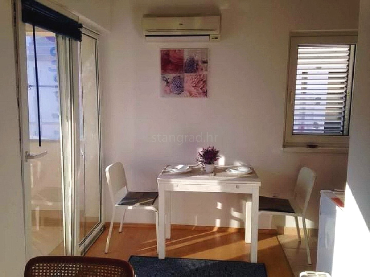 Novi Vinodolski, appartamento arredato in centro, a 200 m dal mare! Occasione!