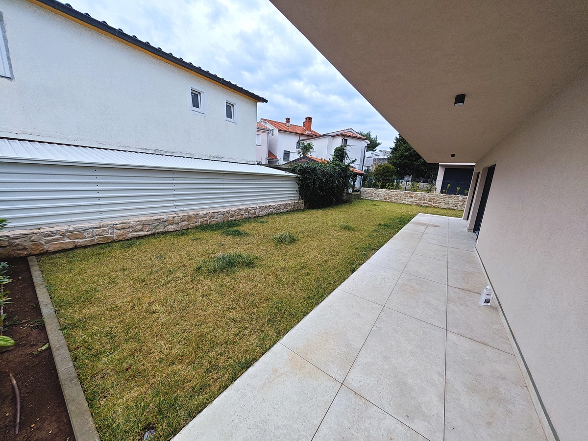 Città di Krk, moderno appartamento con giardino e garage nel centro città!