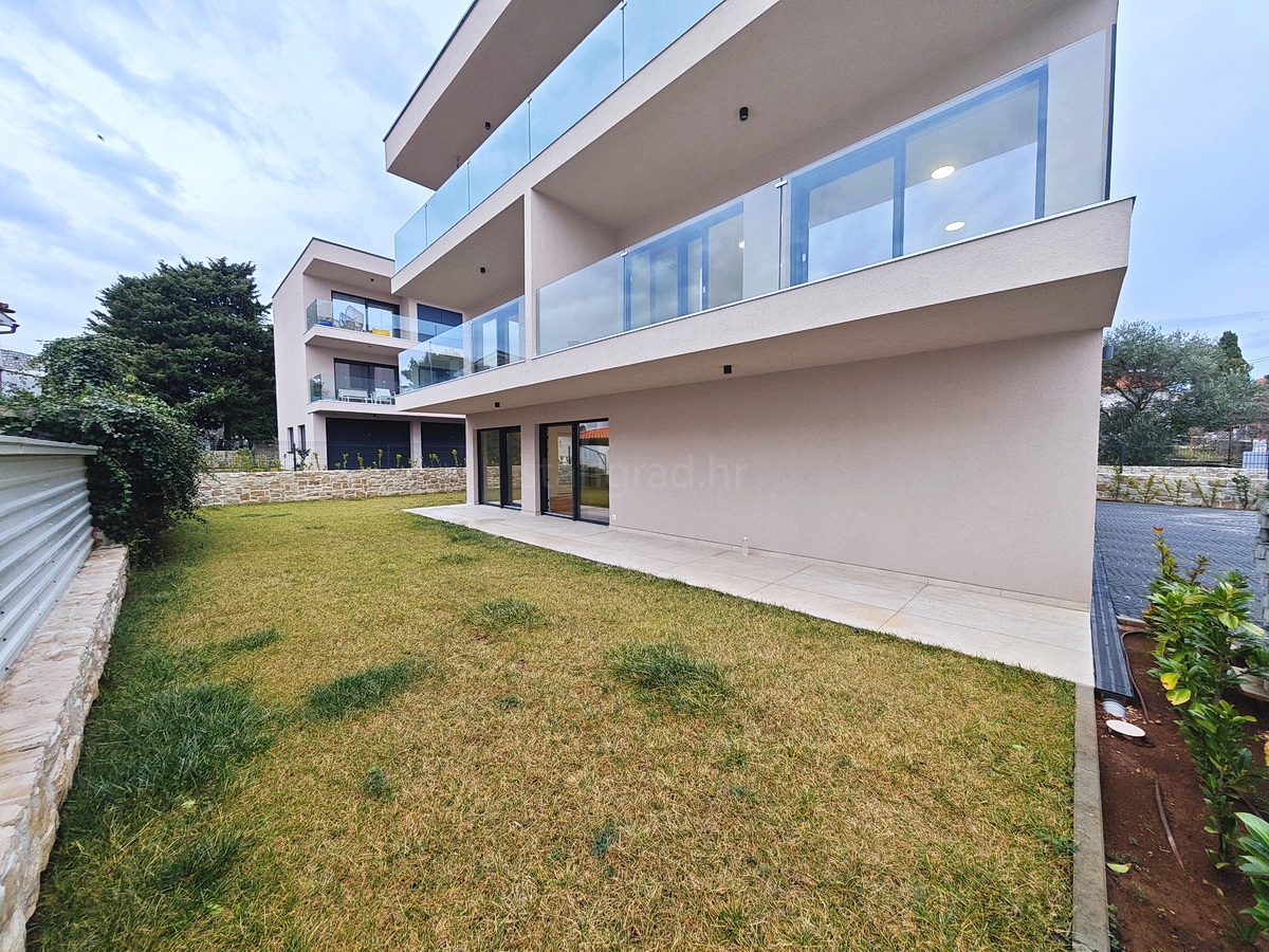 Città di Krk, moderno appartamento con giardino e garage nel centro città!