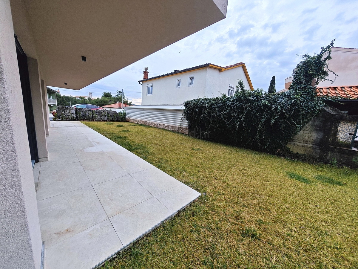 Città di Krk, moderno appartamento con giardino e garage nel centro città!