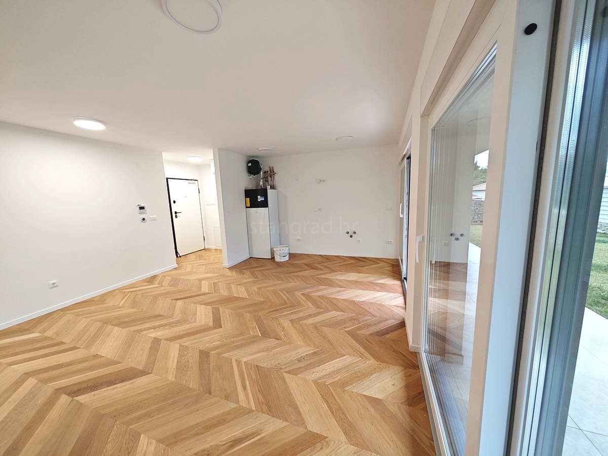 Città di Krk, moderno appartamento con giardino e garage nel centro città!