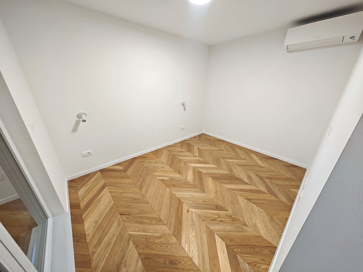 Città di Krk, moderno appartamento con giardino e garage nel centro città!