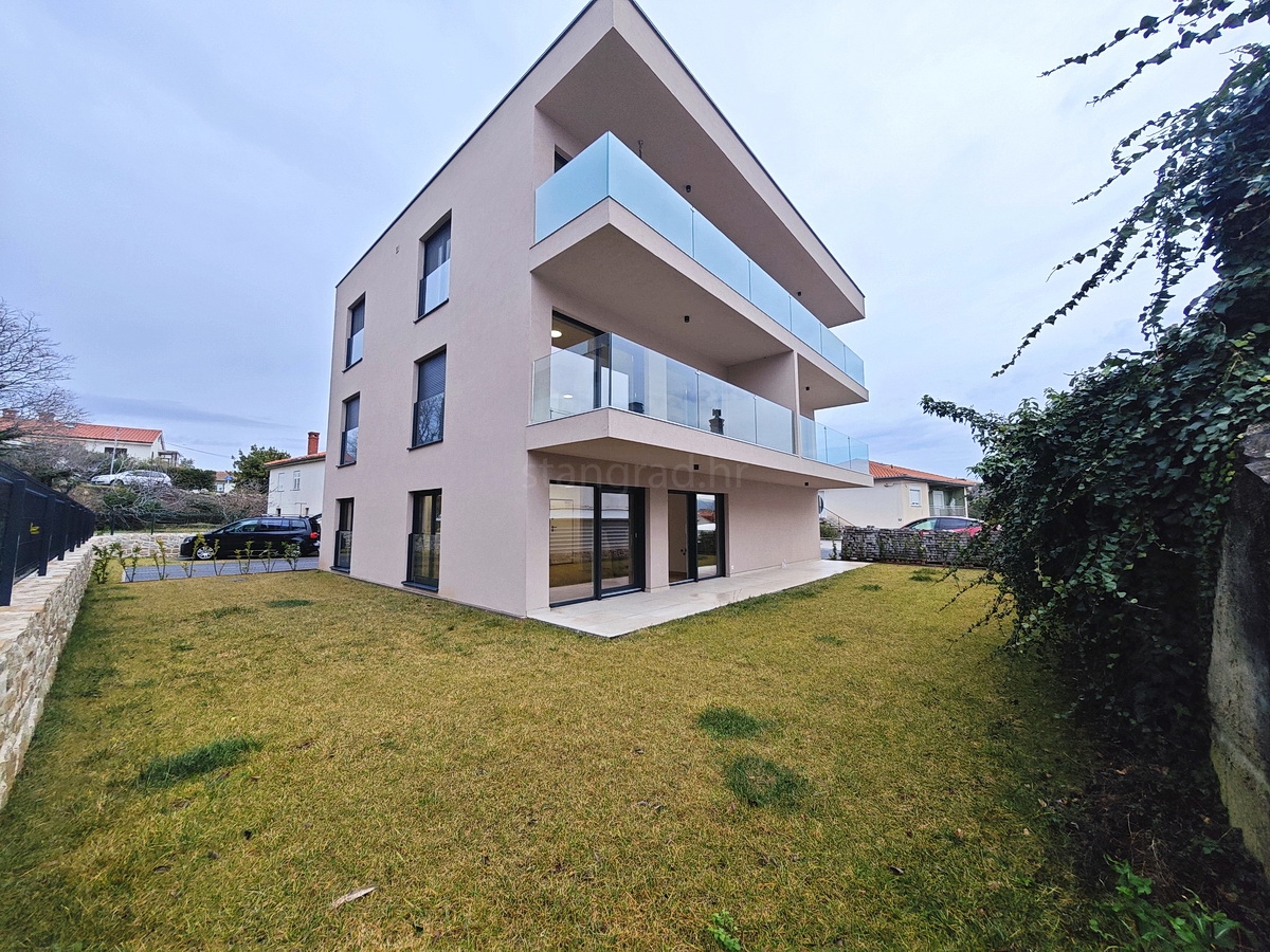 Città di Krk, moderno appartamento con giardino e garage nel centro città!