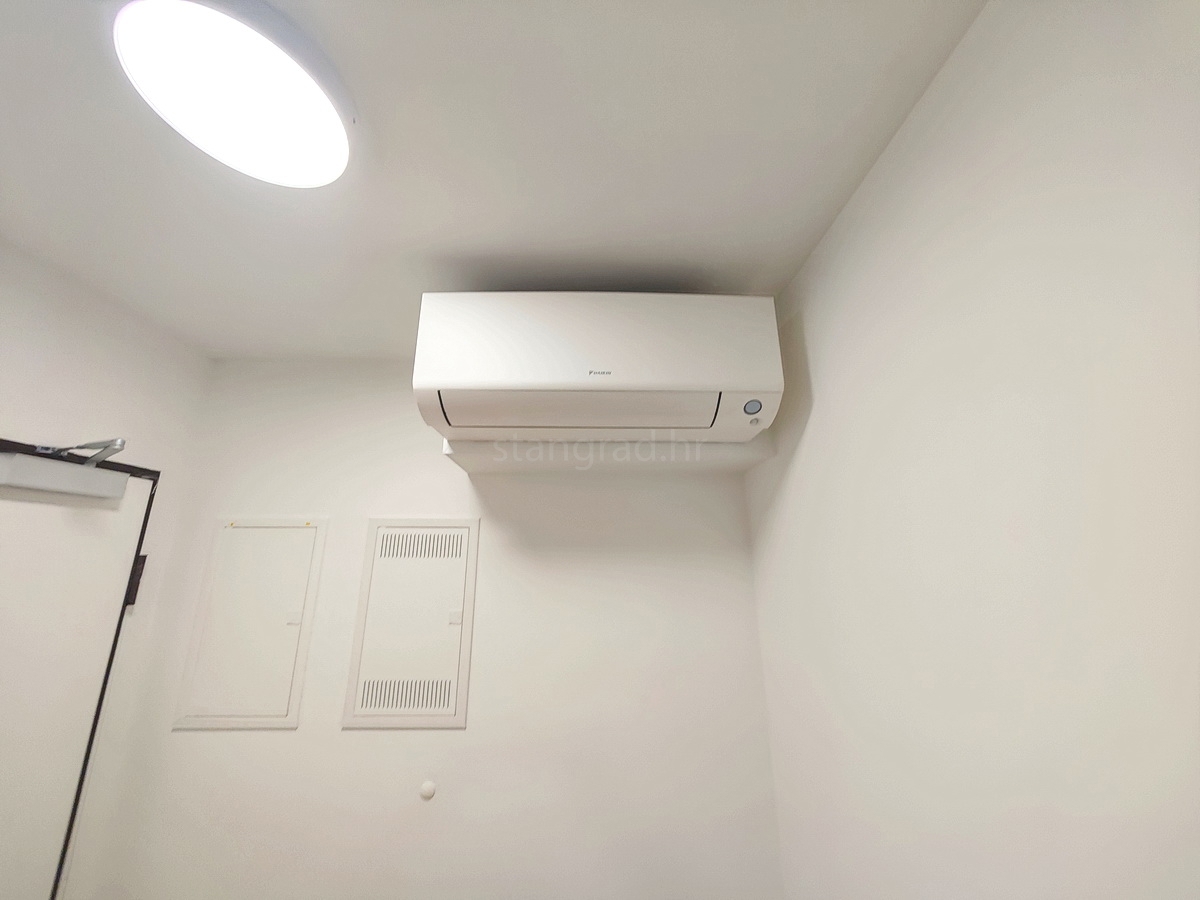 Città di Krk, moderno appartamento con giardino e garage nel centro città!