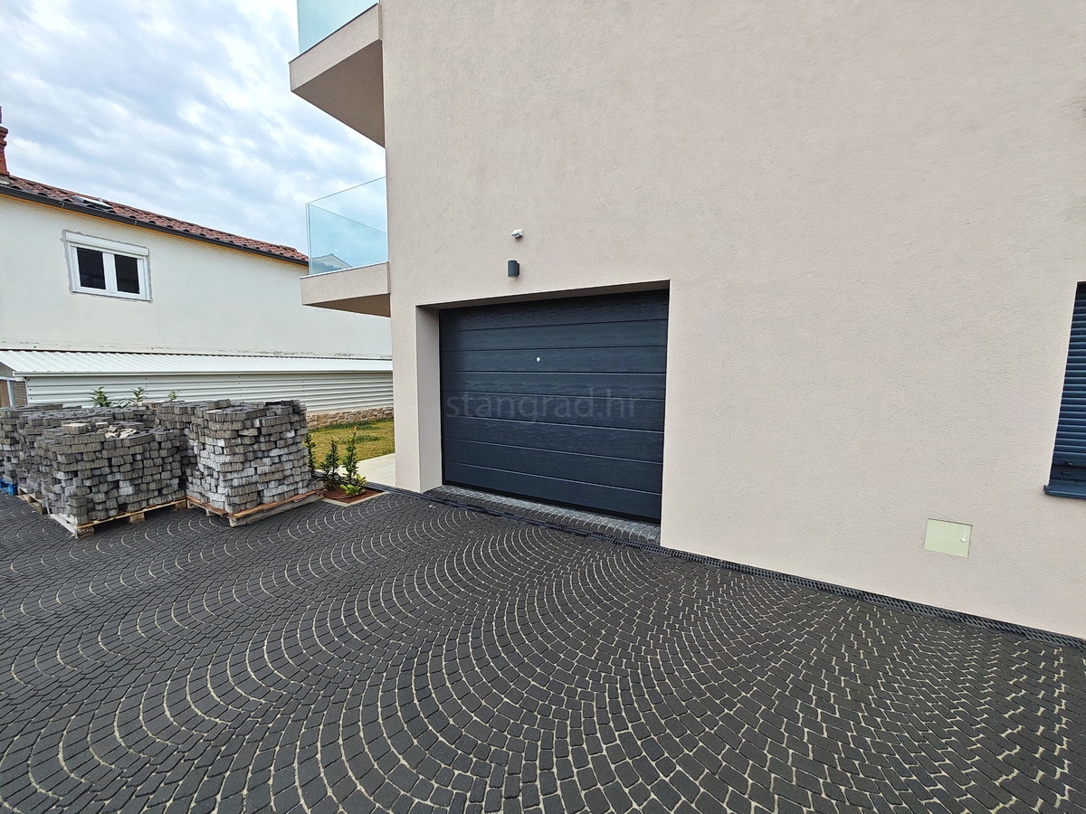 Città di Krk, moderno appartamento con giardino e garage nel centro città!