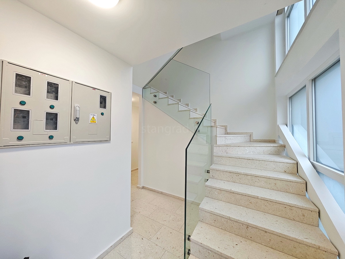 Città di Krk, moderno appartamento con giardino e garage nel centro città!