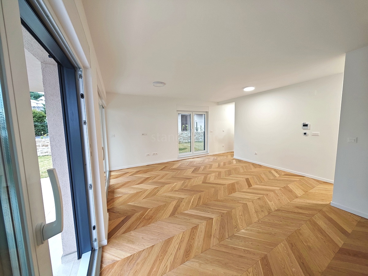 Città di Krk, moderno appartamento con giardino e garage nel centro città!