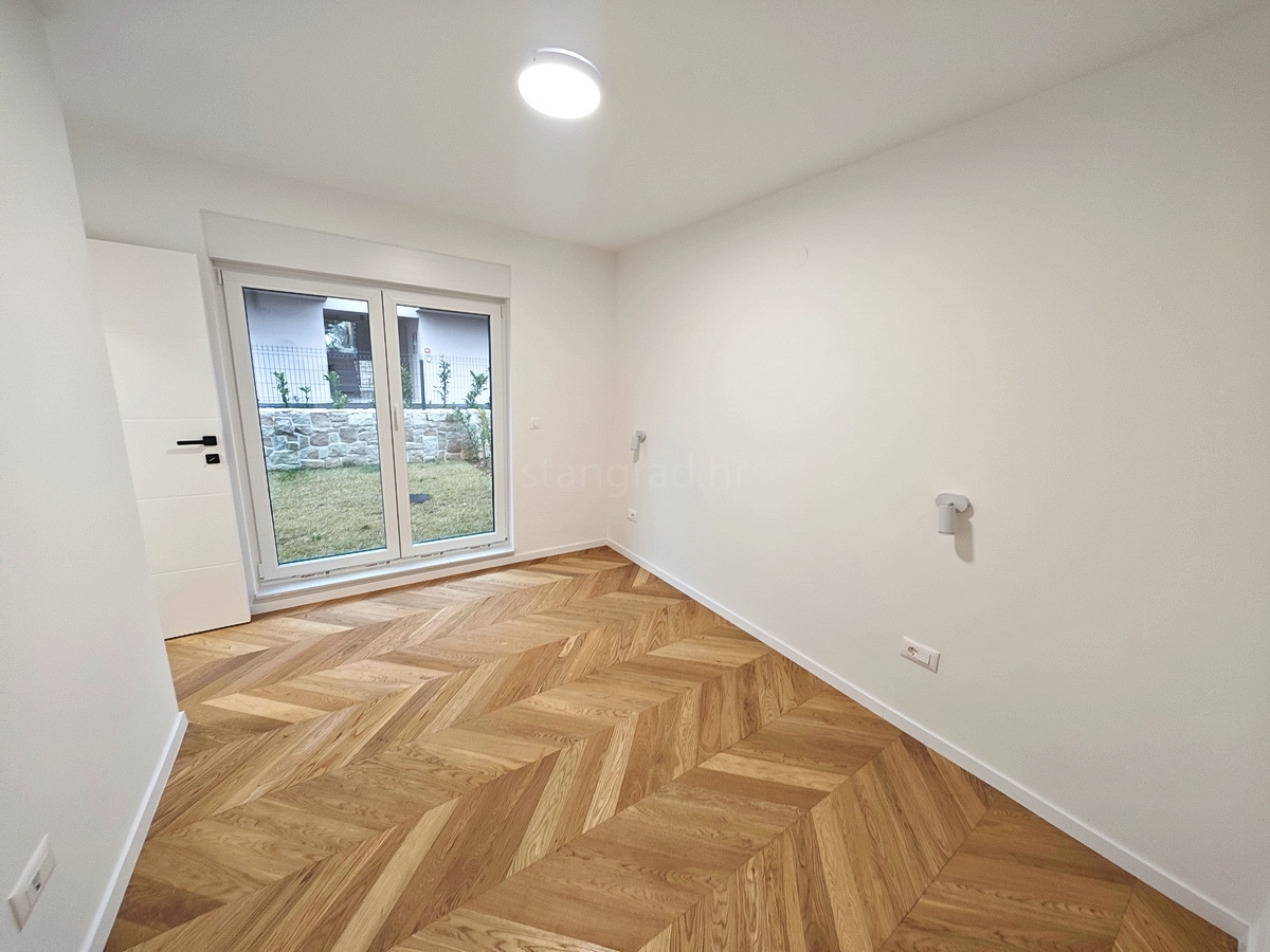 Città di Krk, moderno appartamento con giardino e garage nel centro città!