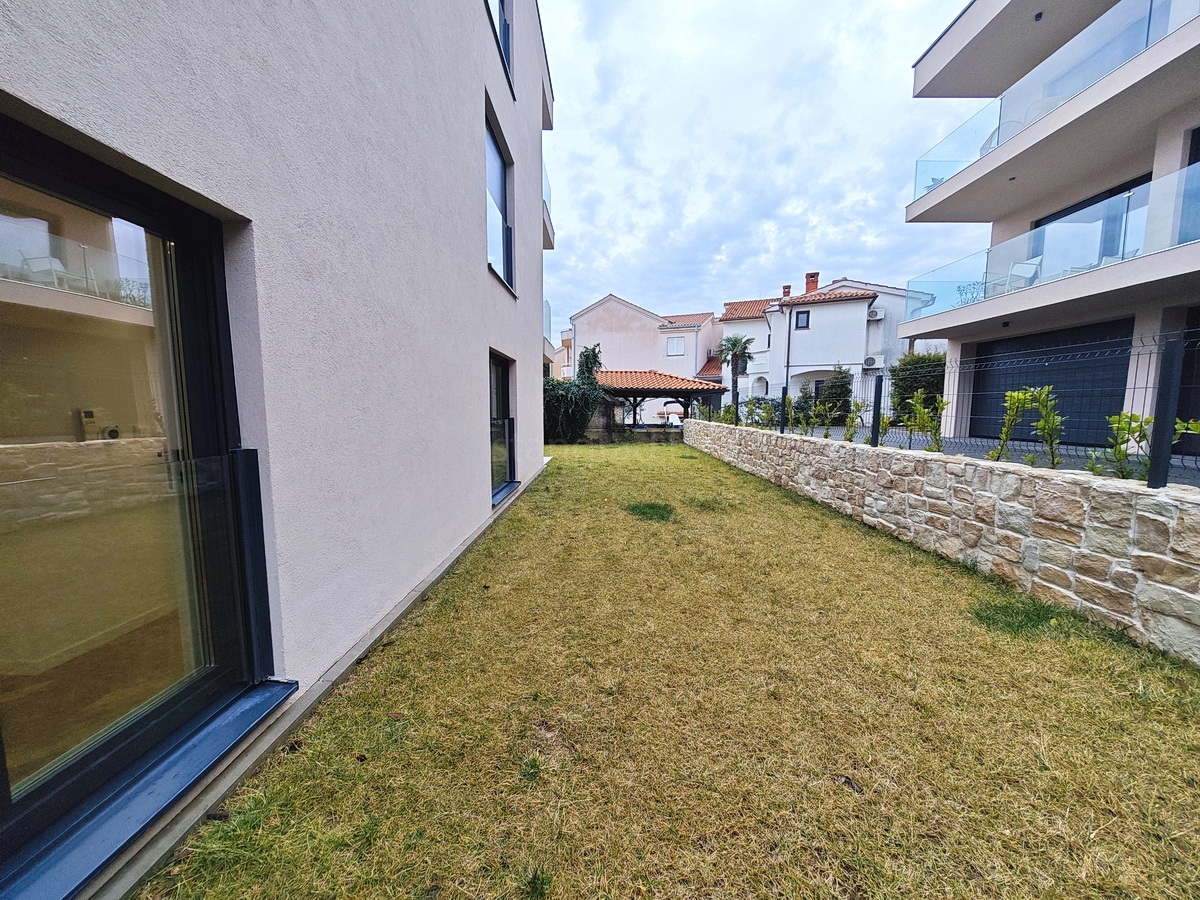 Città di Krk, moderno appartamento con giardino e garage nel centro città!