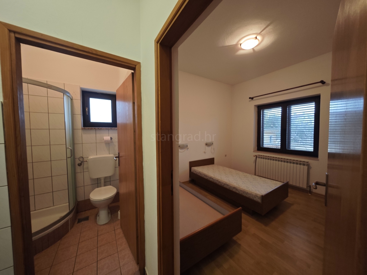 Krk, casa indipendente con grande giardino e piscina!