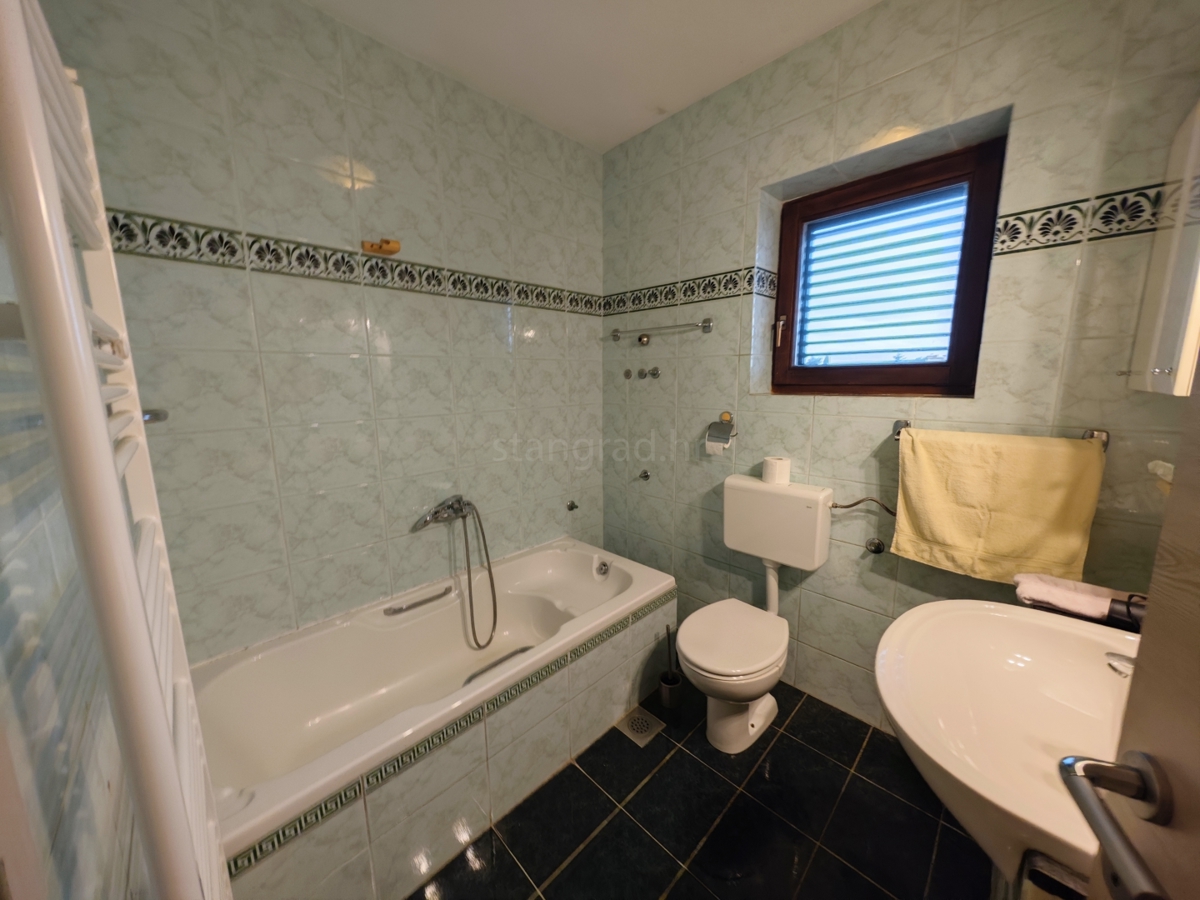 Krk, casa indipendente con grande giardino e piscina!