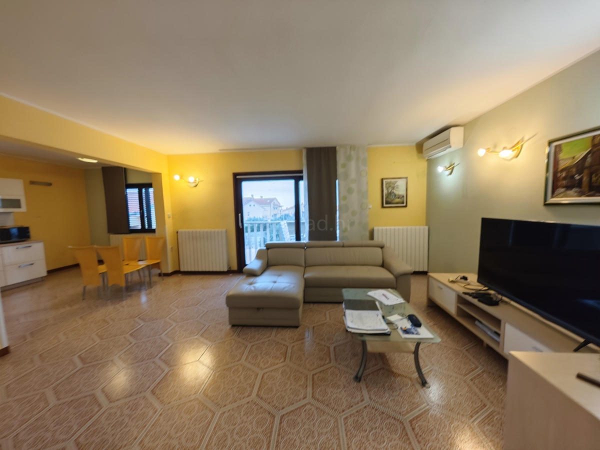 Krk, casa indipendente con grande giardino e piscina!