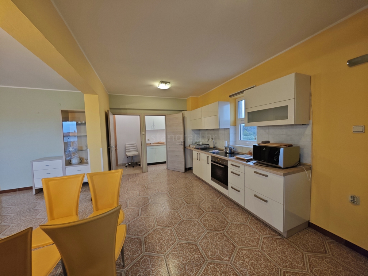 Krk, casa indipendente con grande giardino e piscina!