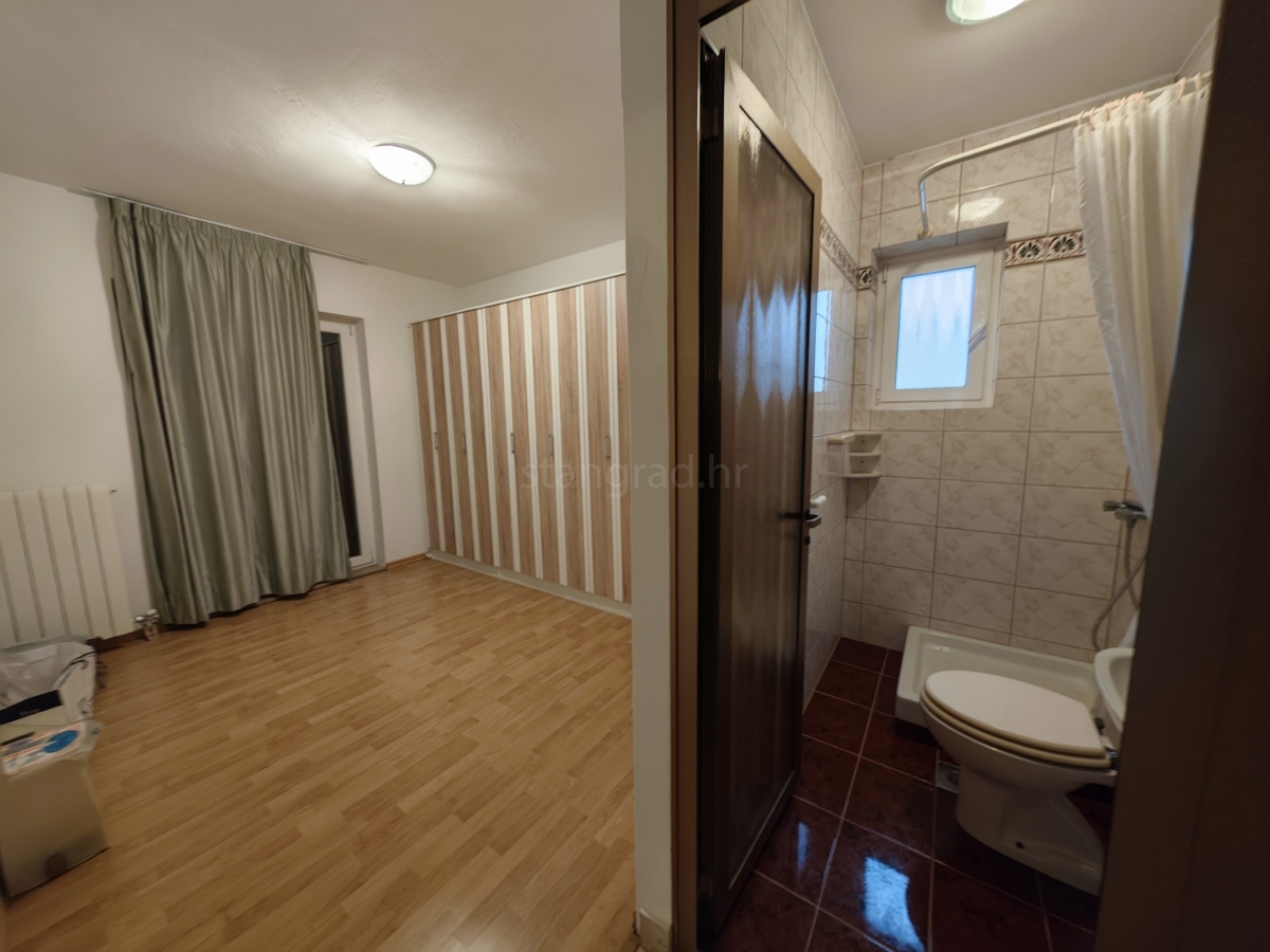 Krk, casa indipendente con grande giardino e piscina!