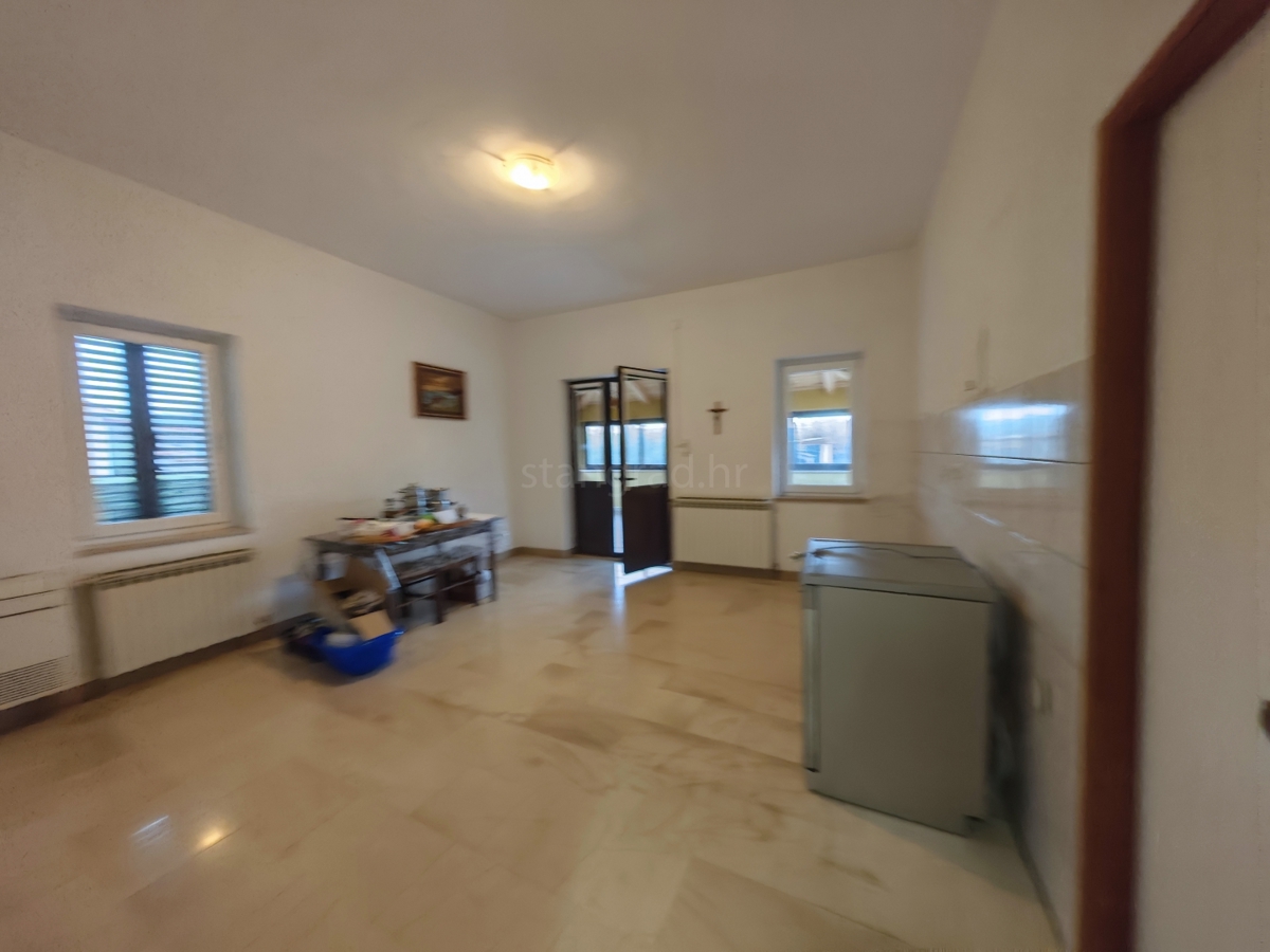 Krk, casa indipendente con grande giardino e piscina!