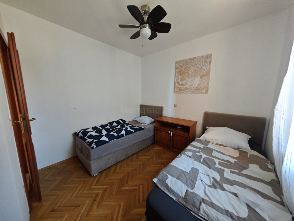 Krk, appartamento con due camere da letto al 1. piano con vista mare!