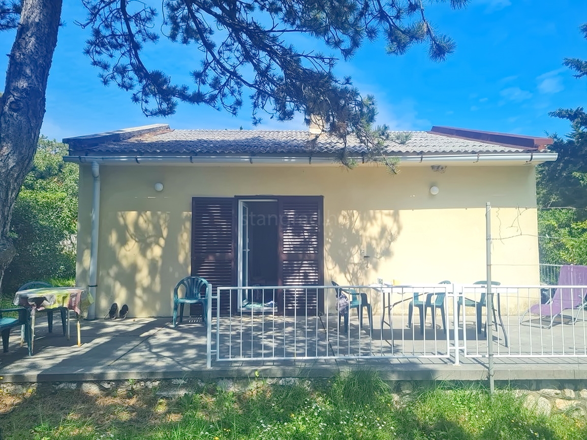 Baška, casa a un solo piano con un ampio giardino, vicinissima al mare!