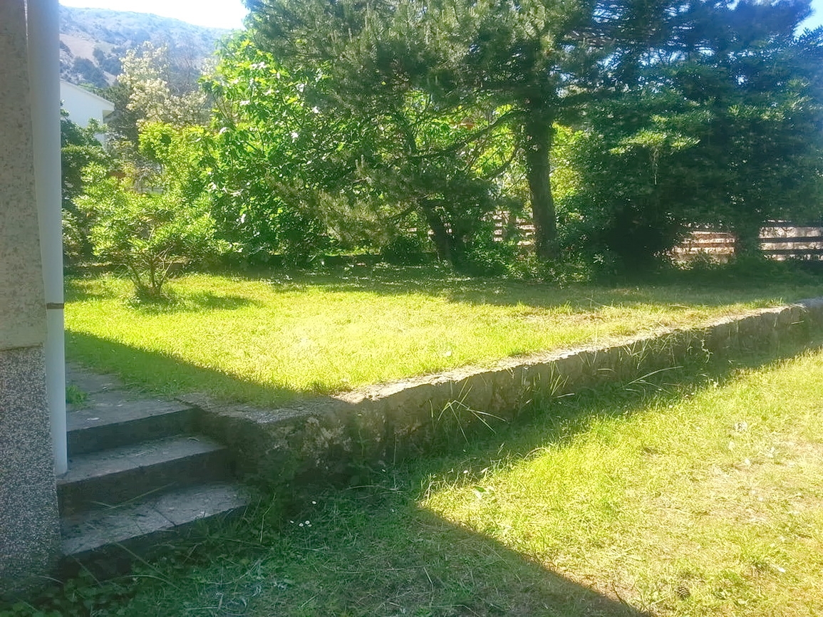 Baška, casa a un solo piano con un ampio giardino, vicinissima al mare!
