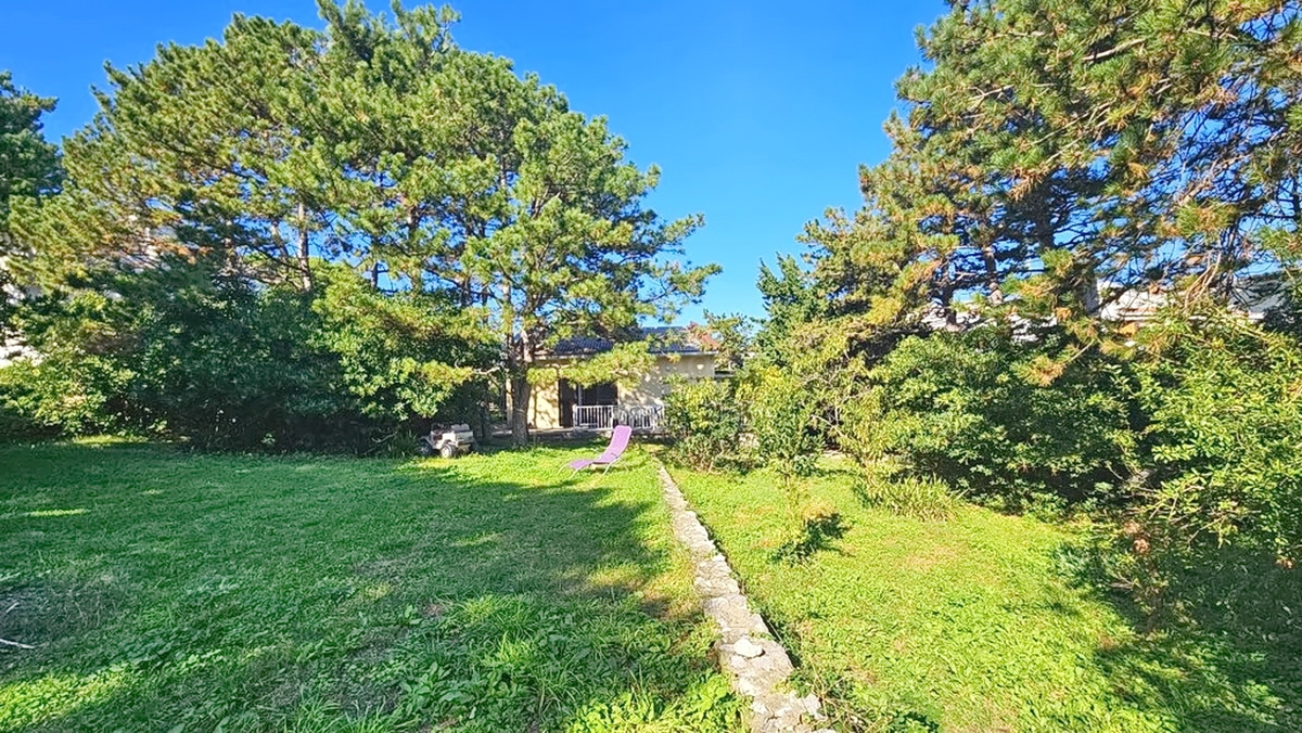 Baška, casa a un solo piano con un ampio giardino, vicinissima al mare!
