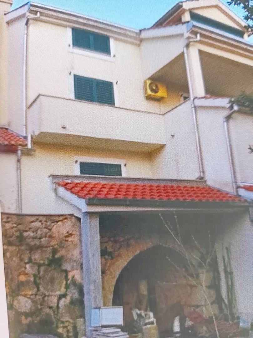 Zona Malinska, casa indipendente con ampio giardino!