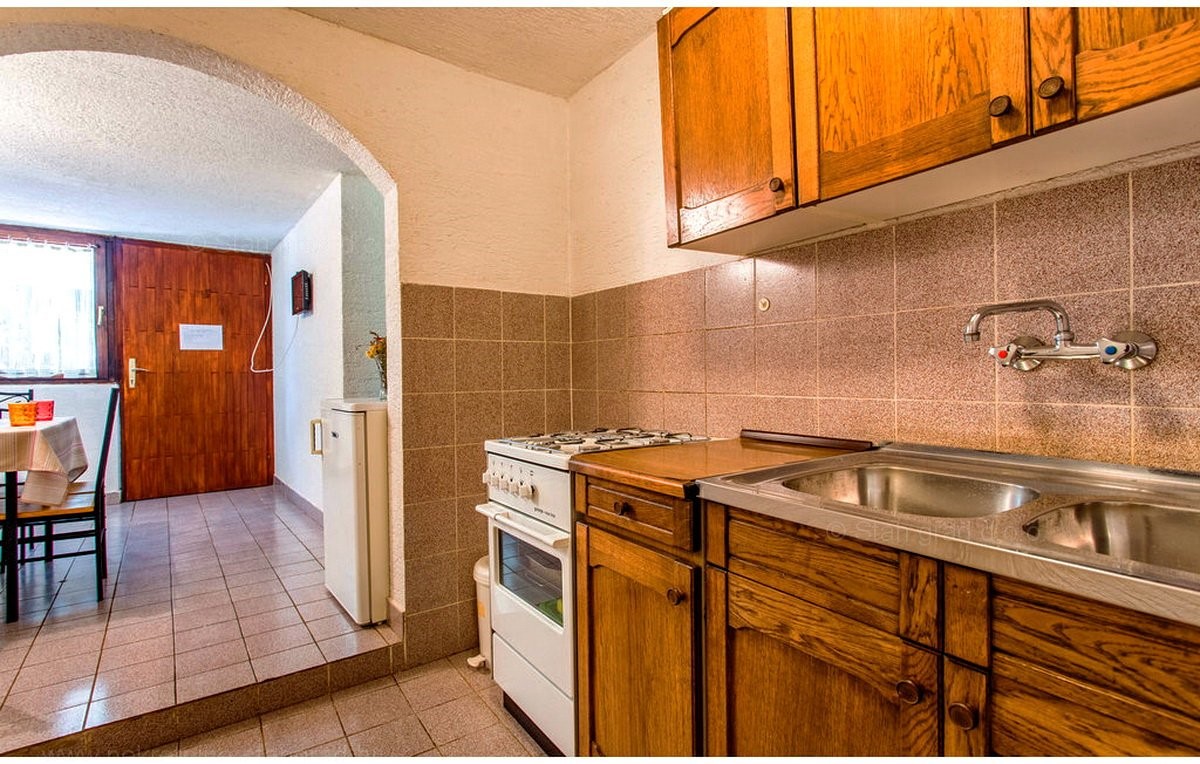 Zona di Dobrinja, casa vacanze semi-indipendente con 4 appartamenti, in vendita !!