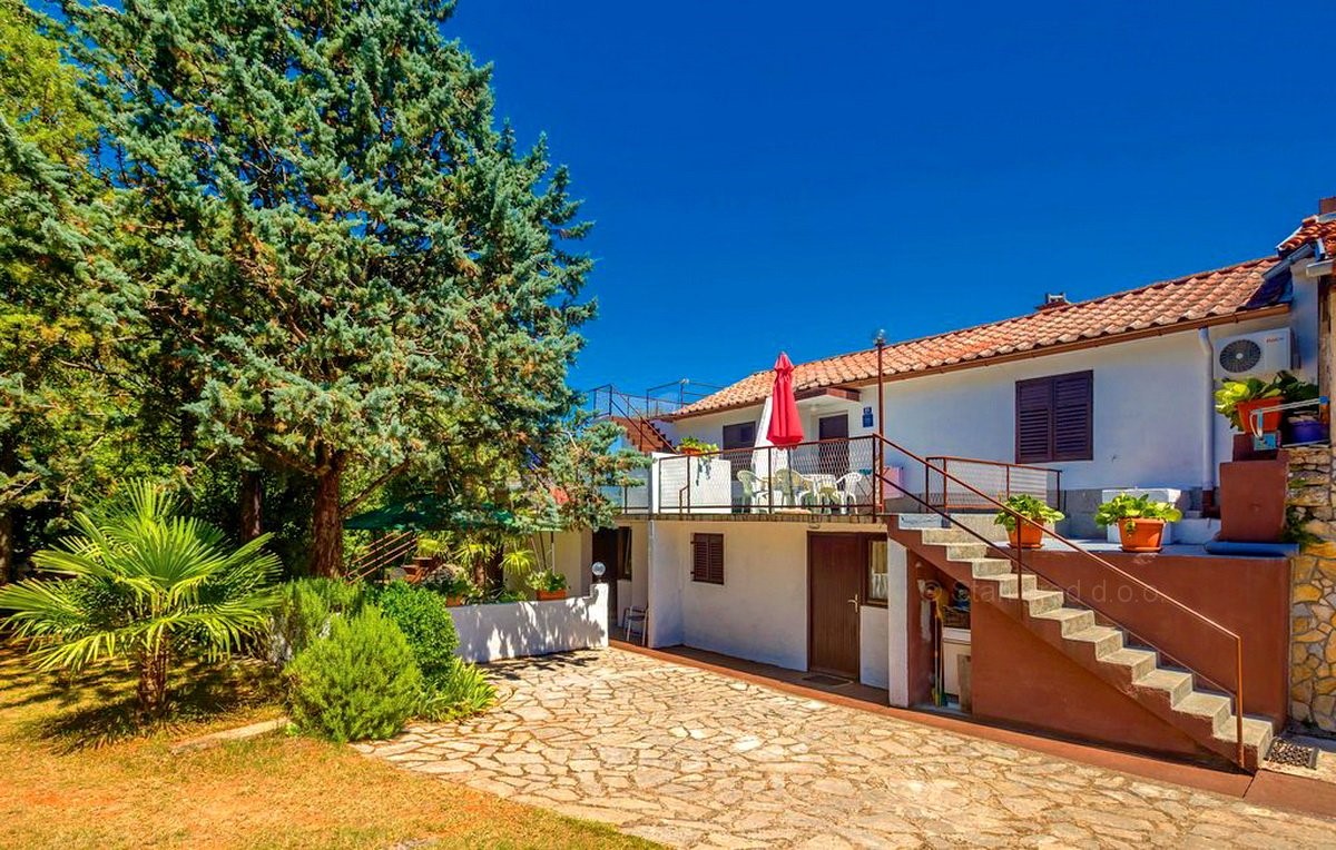 Zona di Dobrinja, casa vacanze semi-indipendente con 4 appartamenti, in vendita !!