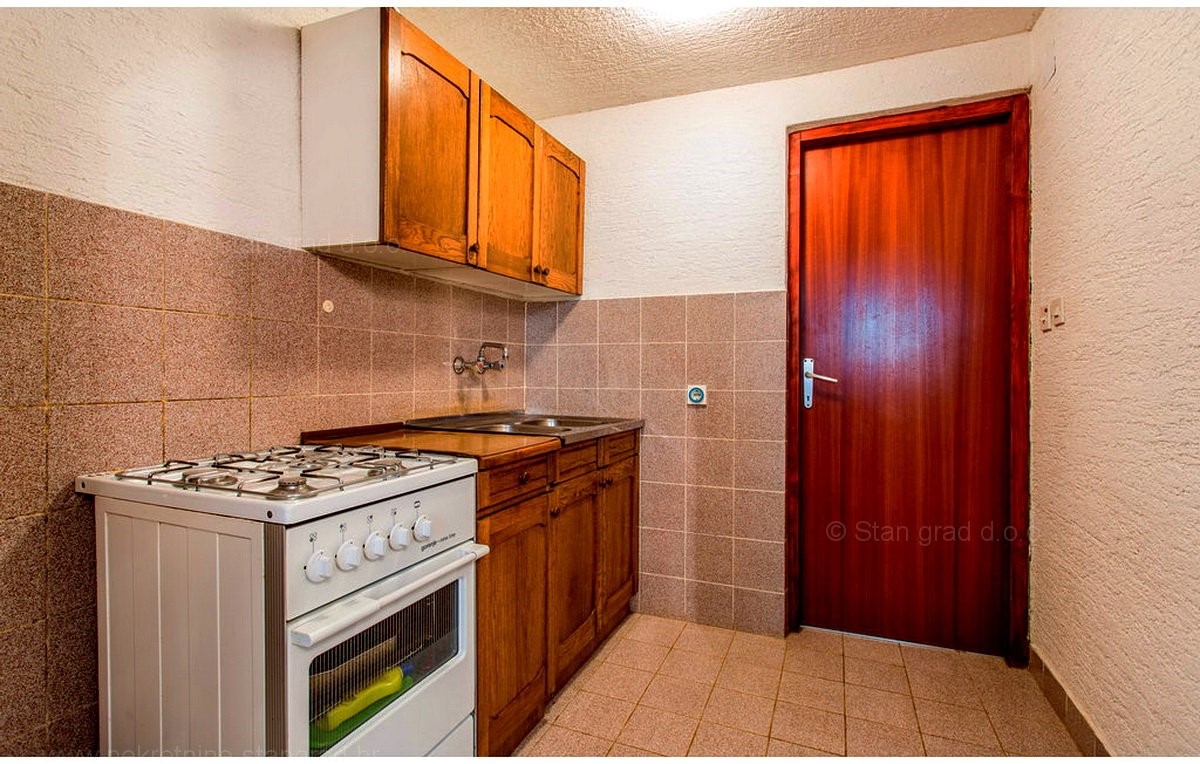 Zona di Dobrinja, casa vacanze semi-indipendente con 4 appartamenti, in vendita !!