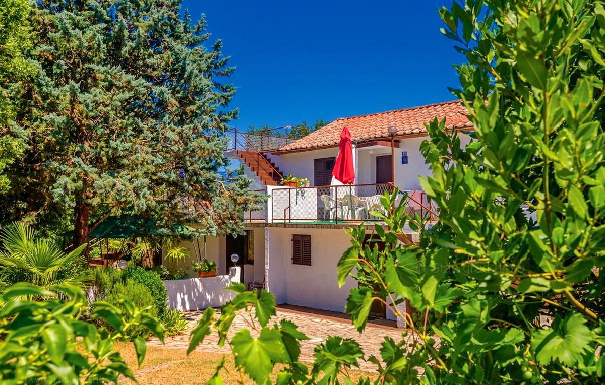 Zona di Dobrinja, casa vacanze semi-indipendente con 4 appartamenti, in vendita !!