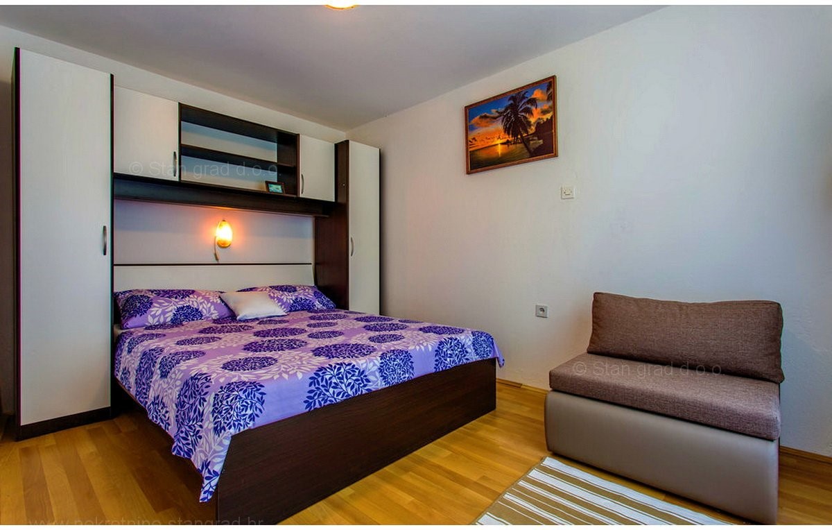 Zona di Dobrinja, casa vacanze semi-indipendente con 4 appartamenti, in vendita !!